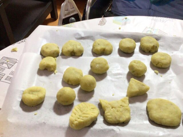 手作り菓子を作るテーブル スタッフイメージ 手作り菓子を準備する和やかな雰囲気です。スタッフと入居者が協力して楽しむ時間を提供します。