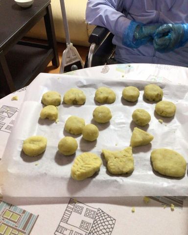 手作り菓子を作るテーブル