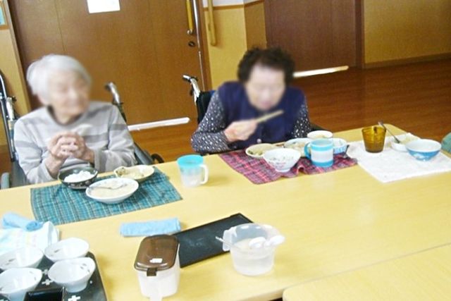 食事中の様子の食堂