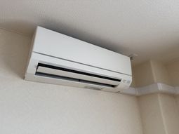 白い壁に取り付けられた空調
