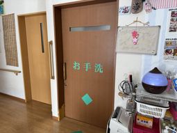 木製ドア廊下