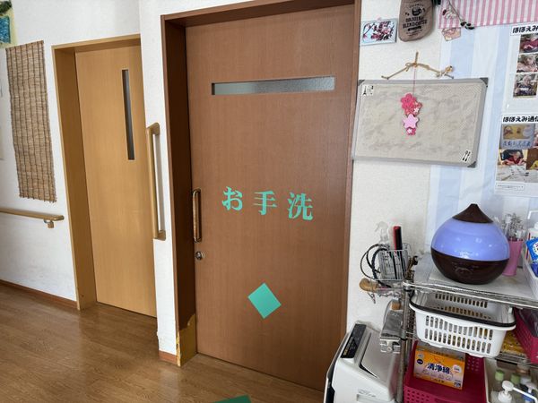 木製ドア廊下