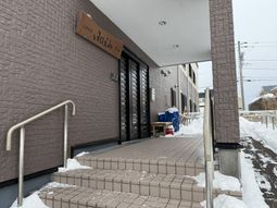 雪が積もる階段のエントランス
