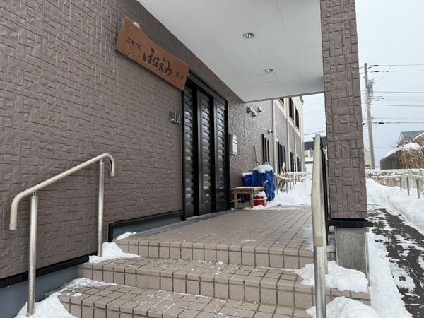 雪が積もる階段のエントランス