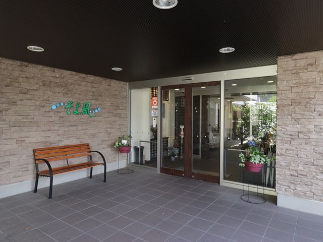 明るいエントランスの風景 玄関 ゆったりとした椅子のある開放感のあるエントランスです。優しい自然光が差し込み、来訪者を温かく迎えています。