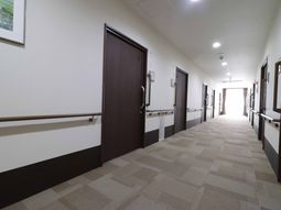 明るい床と壁の廊下