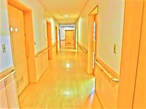 明るい手すり付き廊下  