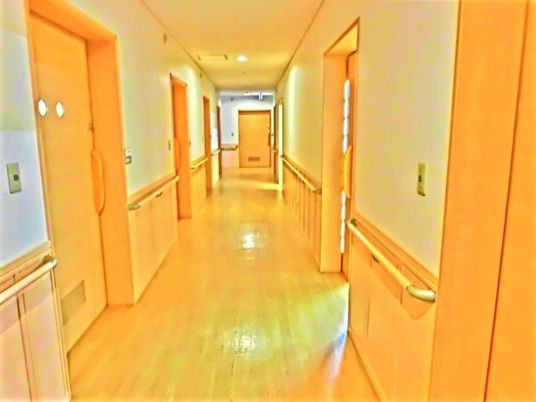 明るい手すり付き廊下  