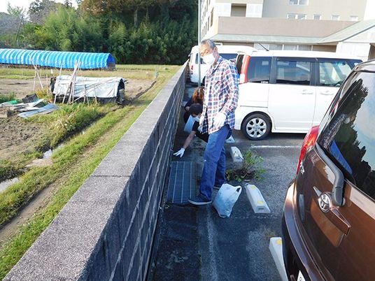 駐車場脇の作業風景  