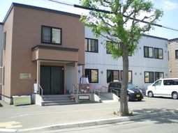 茶色の建物のエントランス