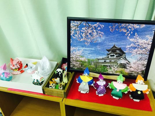 手工芸品が並ぶ居室