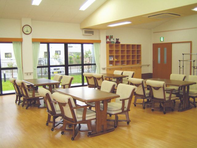 ゆったりした食堂 食堂 広々とした落ち着いた雰囲気の食堂です。窓からは自然光が差し込み、明るく開放的な空間が広がっています。