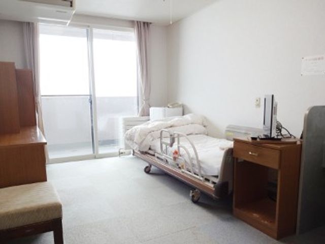 陽が差し込む居室 居室 自然光が差し込む明るい居室です。介護ベッドやデスクも備わっており、快適に過ごせます。