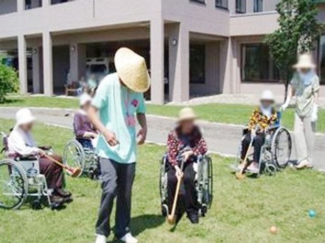 屋外活動の様子 庭 広い庭で車椅子の方々がリラックスしながら屋外で活動を楽しんでいます。楽しい時間を過ごせます。