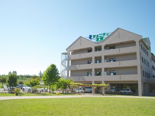 緑地に建つ施設外観  
