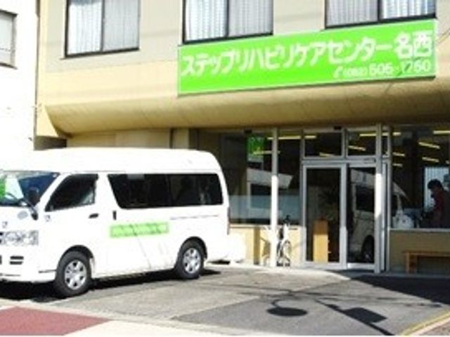 入り口の様子 エントランス 施設の正面には駐車スペースがあり、訪問者にとって便利です。建物へは出入りしやすく安心です。