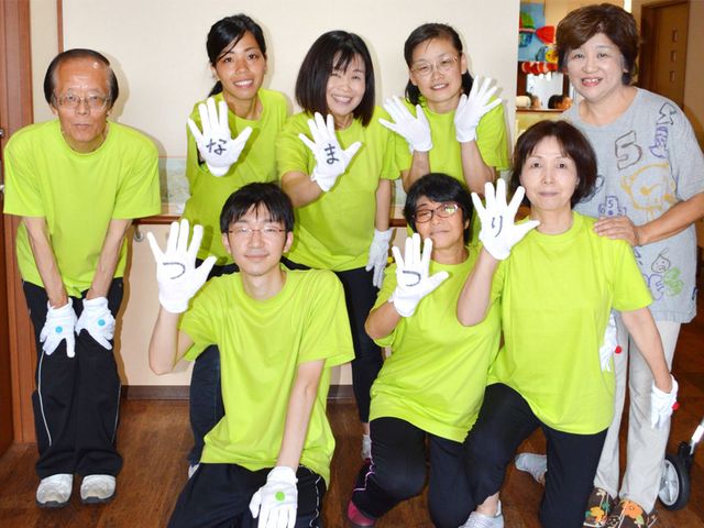 笑顔のスタッフと入居者リビング リビング スタッフと入居者が和やかに交流するリビングです。温かな雰囲気が魅力です。