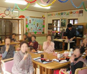 賑やかな食事風景の室内