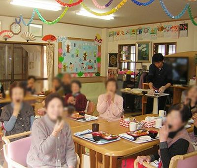 賑やかな食事風景の室内