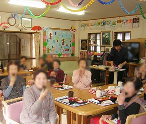 賑やかな食事風景の室内