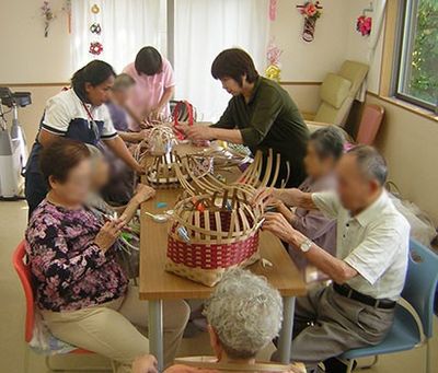 手芸を楽しむ人々の部屋