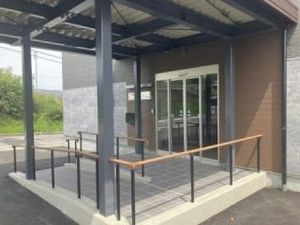出入口のある建物外観  