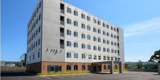 青空と建物の外観