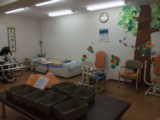 リハビリ用の機器と椅子がある部屋