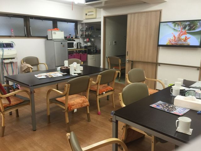 明るいラウンジ ラウンジ 広々としたラウンジで、自然光が差し込む空間です。椅子に座ってテーブルで和やかな時間を過ごせます。