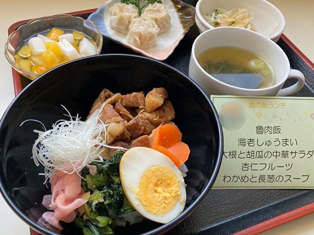 美味しそうな料理 食堂 バラエティ豊かな料理が並んでいますので、日々の食事が楽しくなります。バランスの良さが魅力です。