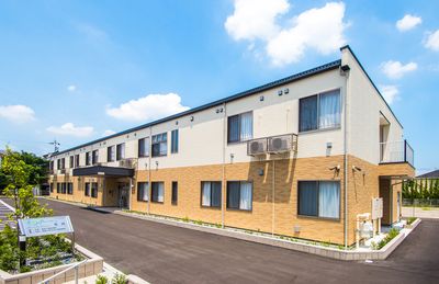 広い駐車スペースのある建物外観