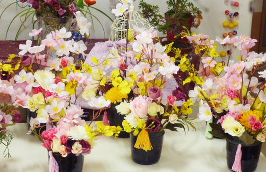 彩り豊かな花飾りの多目的室