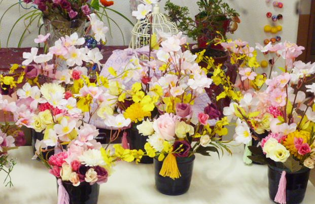 彩り豊かな花飾りの多目的室