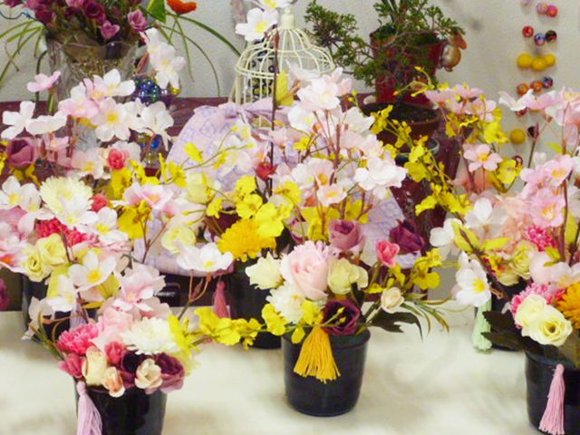 彩り豊かな花飾りの多目的室 多目的室 色とりどりの花が並び、心が和む空間です。リラックスしながら交流を深めることができます。