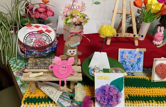 色とりどりの作品が展示された棚