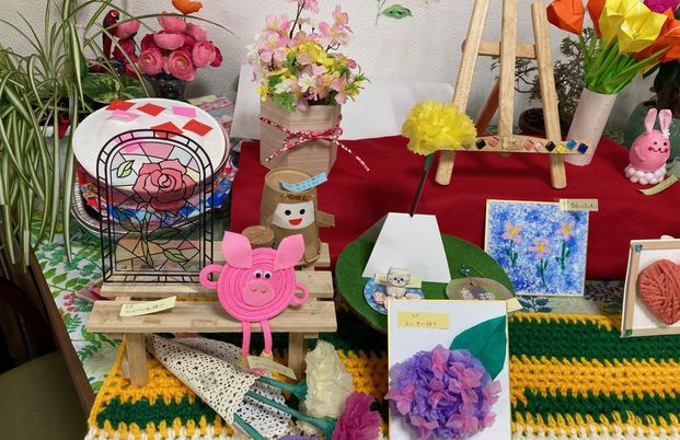 色とりどりの作品が展示された棚
