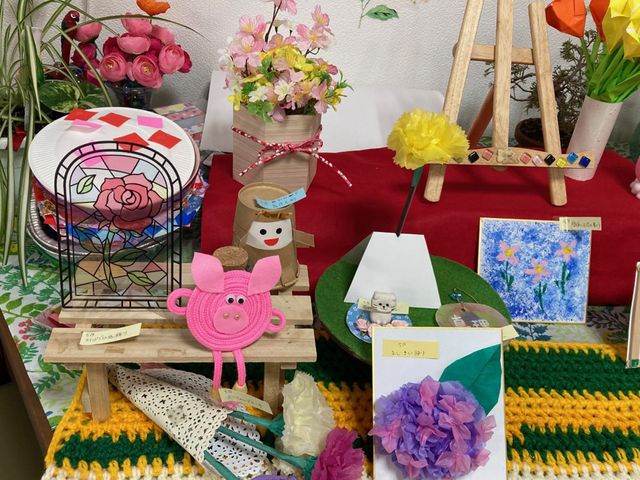 色とりどりの作品が展示された棚 多目的室 多彩なアート作品が並んでおり、創造性あふれる環境です。展示された作品に触発されるかもしれません。