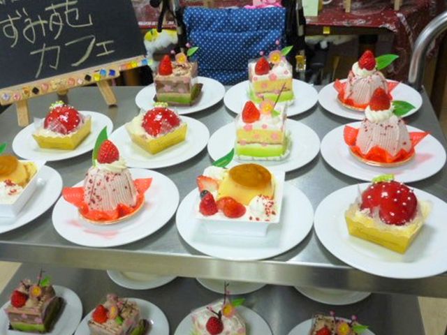 デザートの並ぶテーブル 食堂 色とりどりのデザートが美しく並び、視覚でも楽しめるひとときが提供されています。