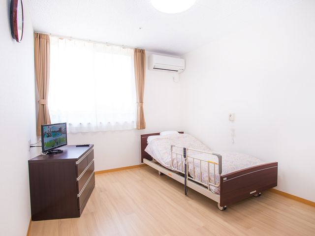明るい居室 居室 大きな窓から自然光が差し込む明るい居室です。シンプルで機能的な設備が整っています。