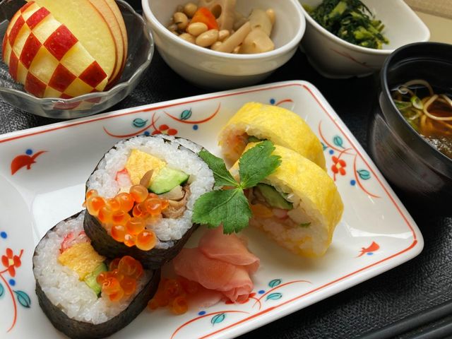 お昼の食事 食堂 季節の食材を使った彩り豊かな食事です。利用者様に喜ばれる工夫が凝らされています。