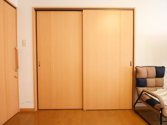 木目調の清潔な居室