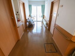 明るい廊下と部屋の入口