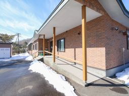 雪の降る清潔なエントランス