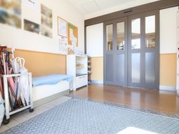 居室の入り口とベッド