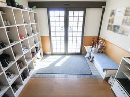 玄関ホールの明るい光景