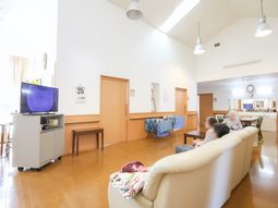 暖かい雰囲気の共有スペース