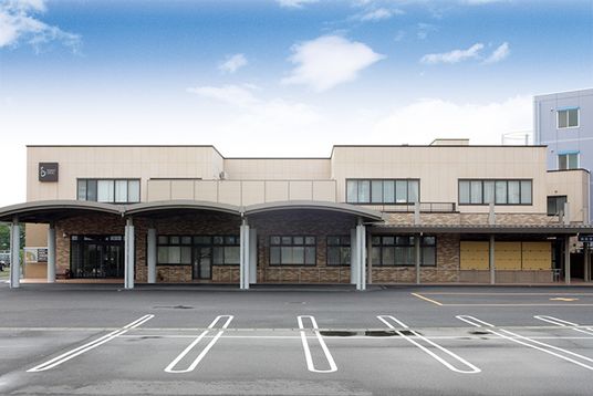 モダンな外観の建物