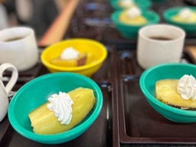 デザートとコーヒーの食堂 食堂 彩り豊かなデザートとコーヒーが並ぶテーブルです。食後のひとときを楽しめます。