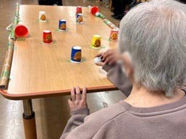 楽しい集まりの様子 多目的室 みんなで集まって、ゲームや交流を楽しむことができる広々とした空間です。参加者同士の距離も近く、和やかな雰囲気が感じられます。