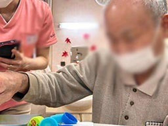 作業する居室 居室 快適で明るい空間で作業中です。介護職員がサポートしながら、日常の活動を楽しむ姿が見られます。